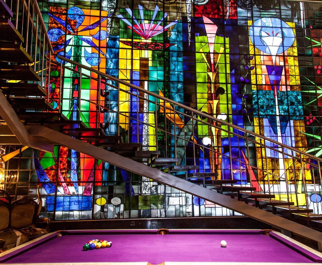 Sanderson London Kültér fotó The stained glass window at the entrance of the pool hall