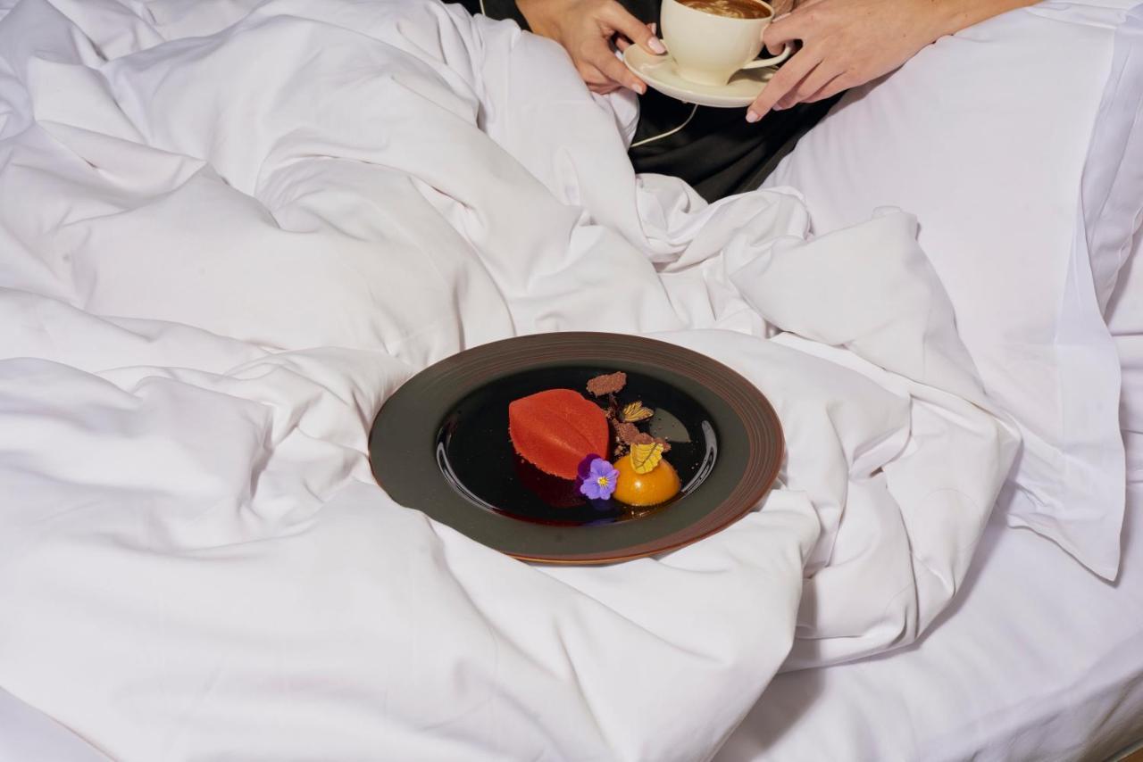 Sanderson London Kültér fotó A woman eating a heart-shaped dessert