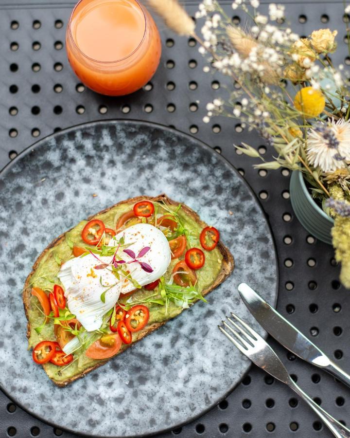 Sanderson London Kültér fotó Avocado on toast with poached eggs