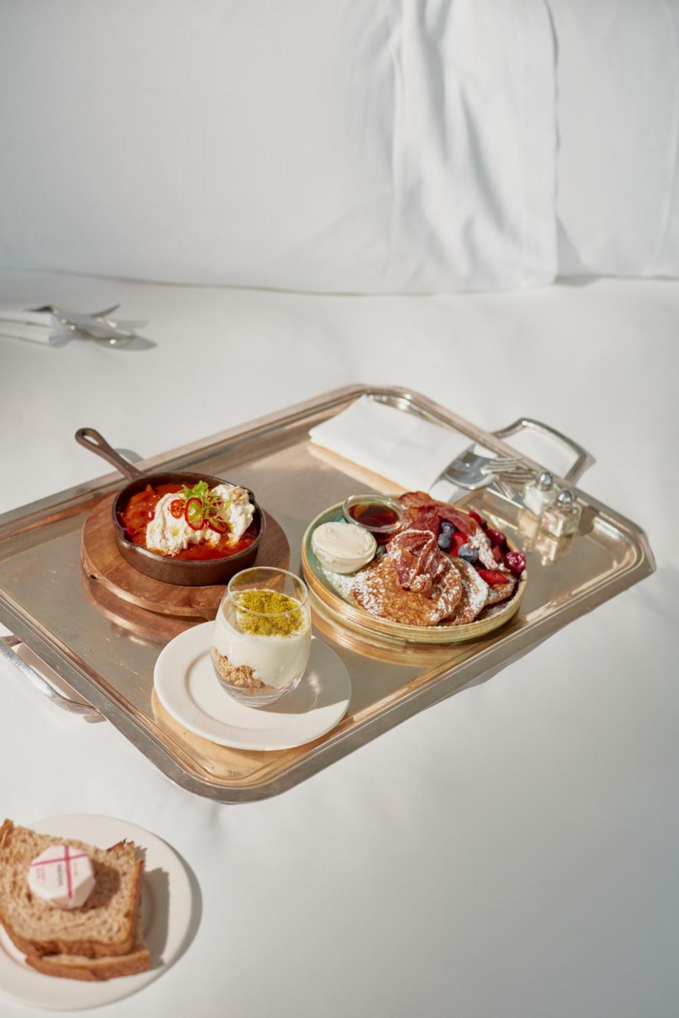 Sanderson London Kültér fotó A breakfast tray