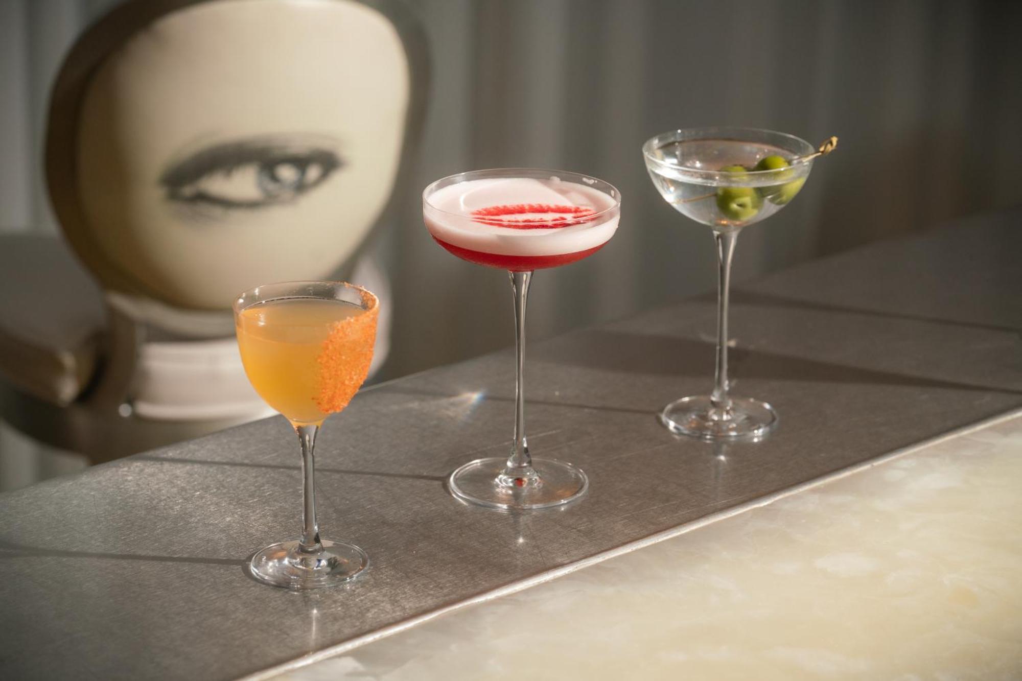 Sanderson London Kültér fotó Cocktails at the bar