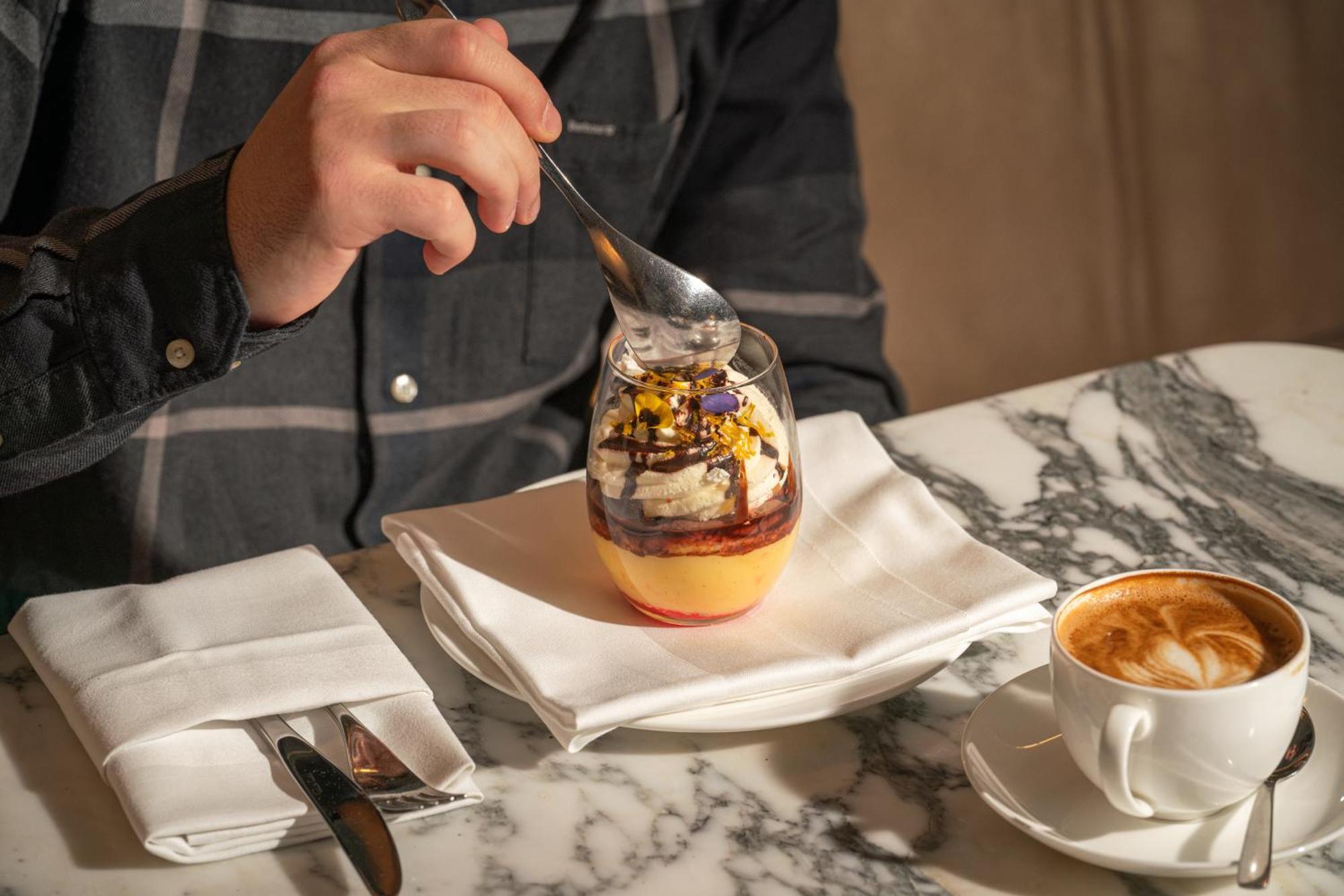 Sanderson London Kültér fotó A man eating a dessert