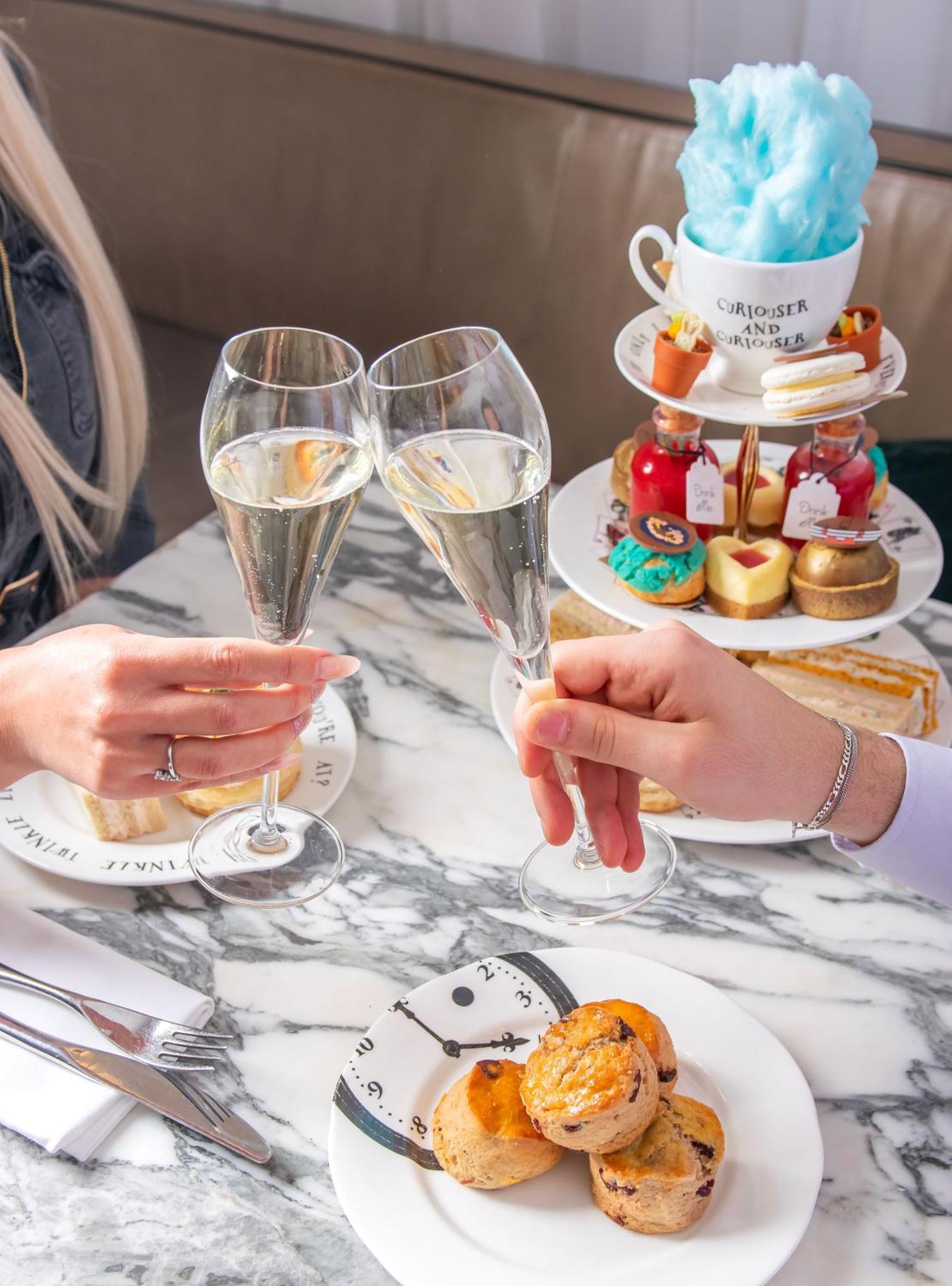 Sanderson London Kültér fotó Champagne and afternoon tea
