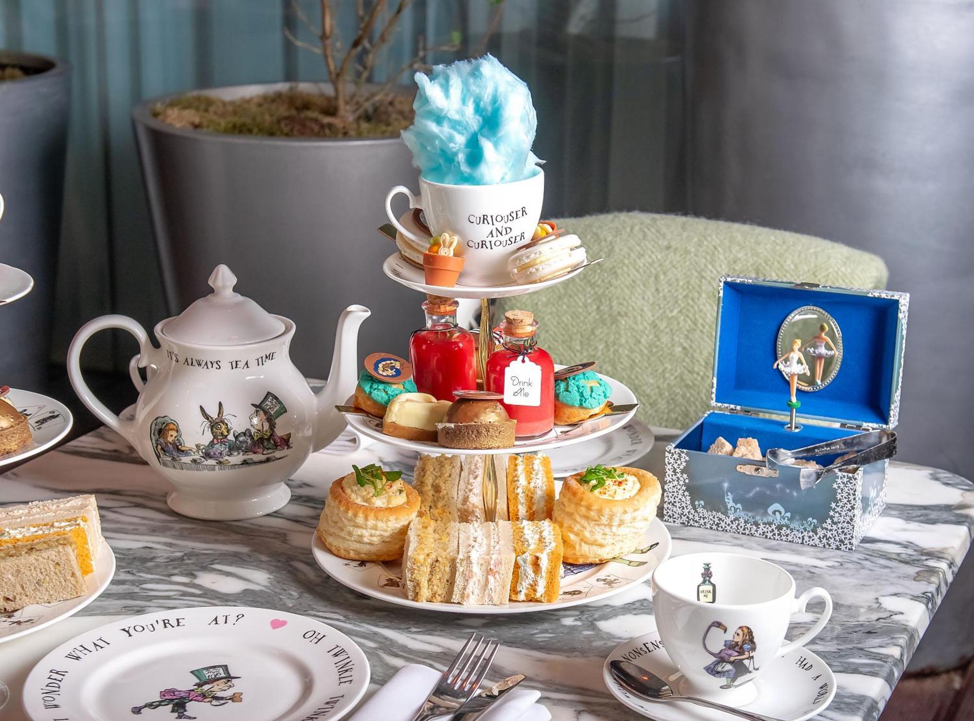 Sanderson London Kültér fotó Afternoon tea at the St Pancras Renaissance Hotel, London